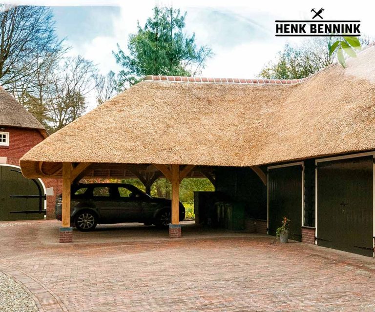 Rietgedekte tuinkamer met carport en garage gerealiseerd door Henk Bennink Exclusieve Houtbouw